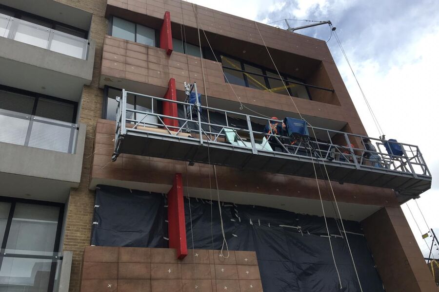 Fachada comercial en proceso de acabados — estructuración Avittat