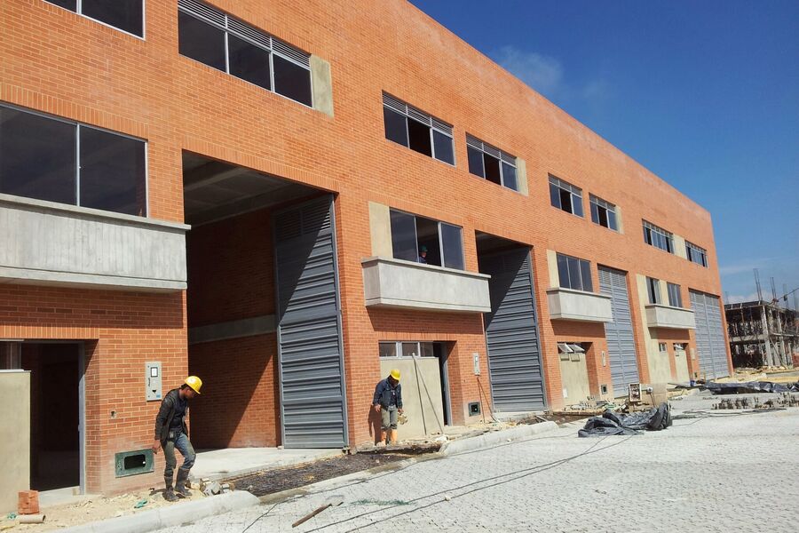 Desarrollo industrial en etapa final de obra — estructuración Avittat